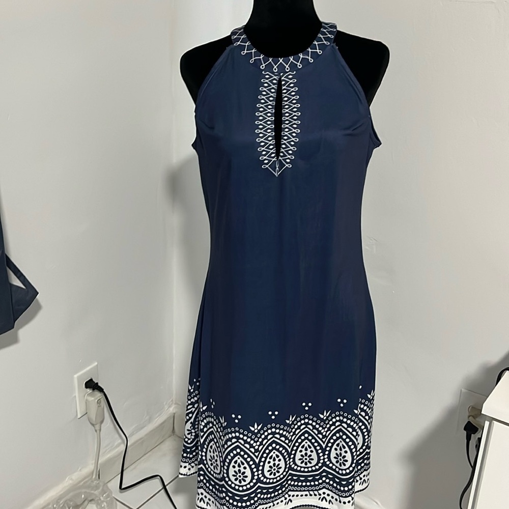 Vestido azul marino con dibujos blancos